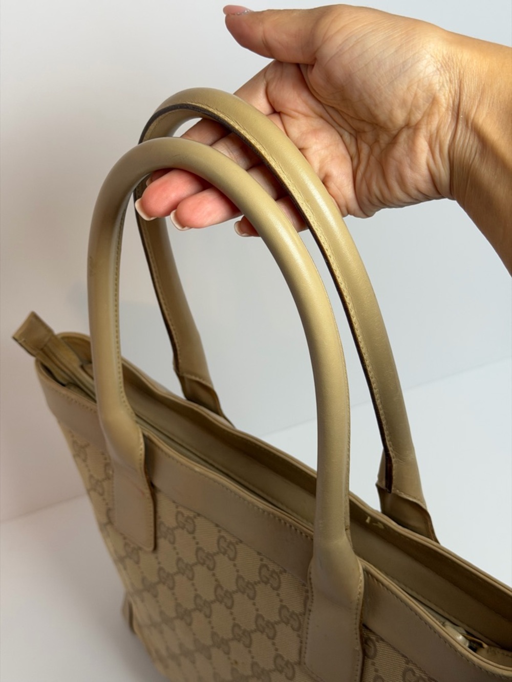 Gucci GG Canvas Tote Bag in Beige Canvas and Leather Trim - Picture 7 of 15